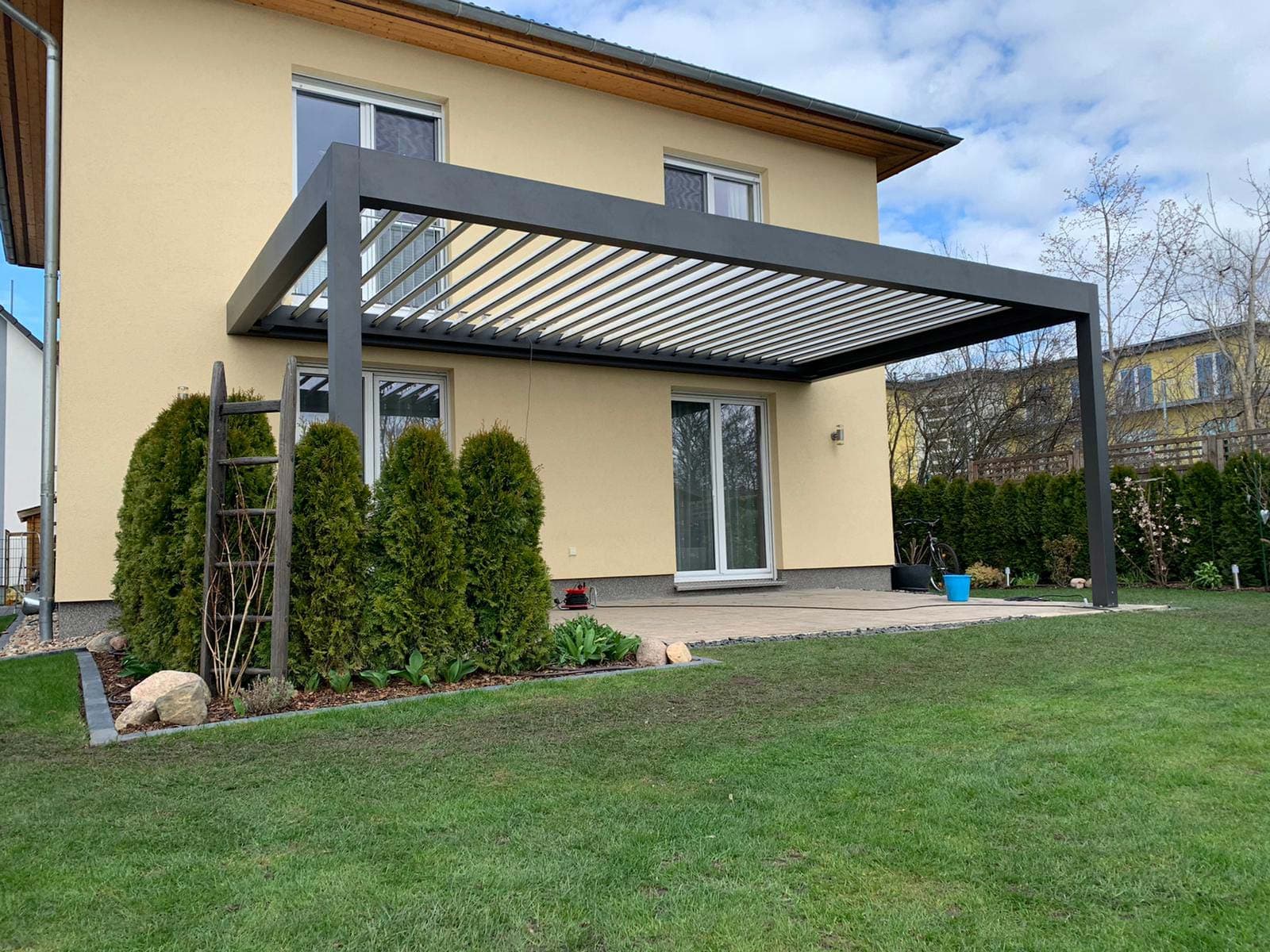 Lamellendach wetterfest und flexibel – ADA-Wintergarten Systeme