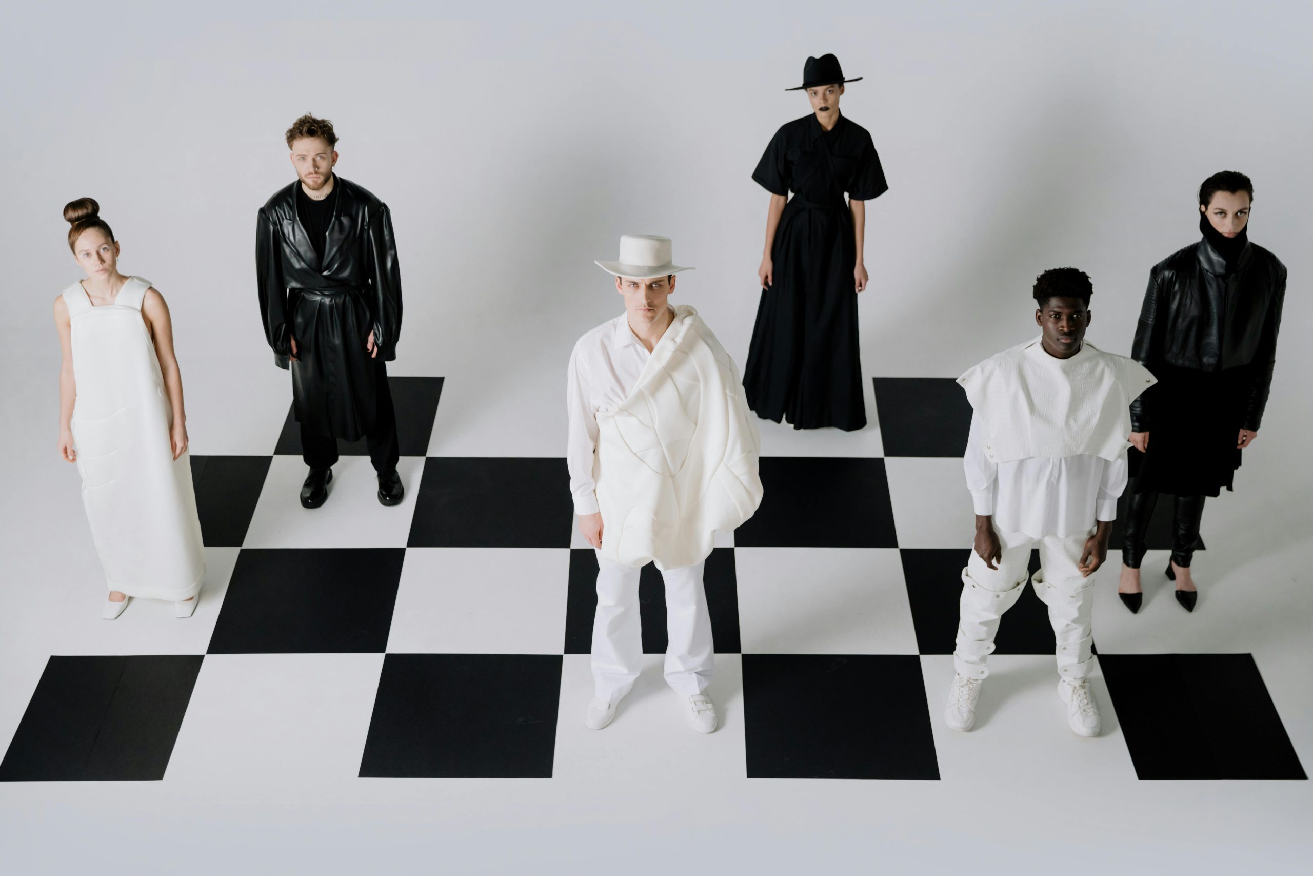 Abiti da sera con scollo americana per un look elegante